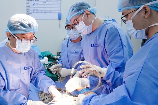 Thay khớp gối cho cụ bà bệnh xơ gan