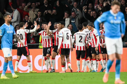 Napoli hỗn loạn sau thảm bại 2-6 ở Champions League