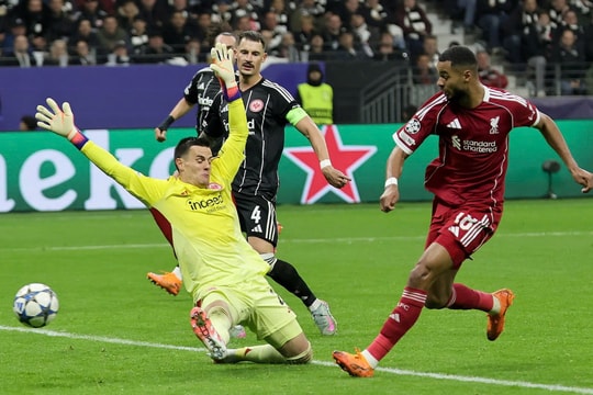Liverpool trút giận ở Champions League