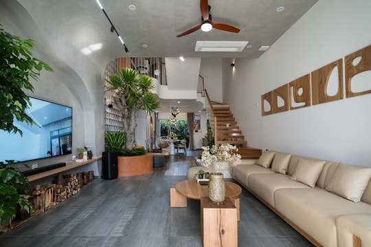 Biến nhà phố hướng Tây thành 'ốc đảo' xanh mát