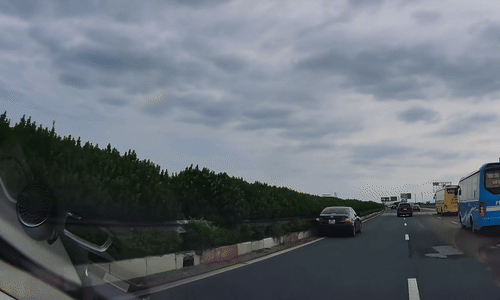 Suýt gây tai nạn vì ôtô 'bò' sát dải phân cách trên cao tốc