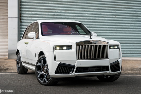 Rolls-Royce Cullinan Black Badge 2025 đầu tiên về Việt Nam