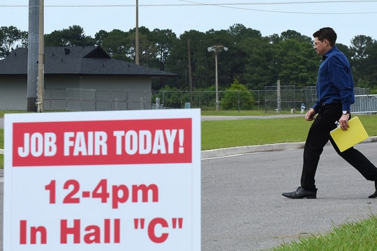 Nhiều người Mỹ chấp nhận giảm lương để giữ việc