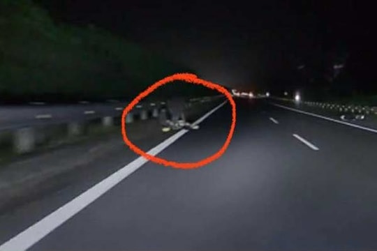 Hai người nằm sát dải phân cách cao tốc trong đêm