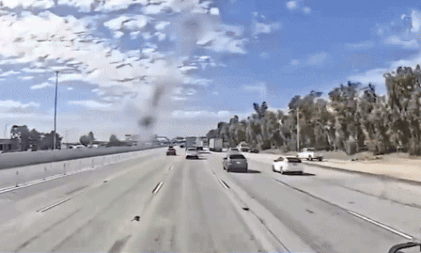 Xe đầu kéo đâm dồn loạt xe tải và ôtô con, ba người chết