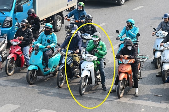 Dùng điện thoại khi dừng đèn đỏ có bị phạt nguội?