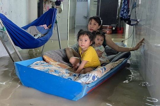 Người TP HCM sống trong ngập sâu sau 15 giờ lũ ập tới