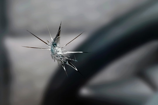 Vết nứt trên kính lái: khi nào hàn, khi nào thay?