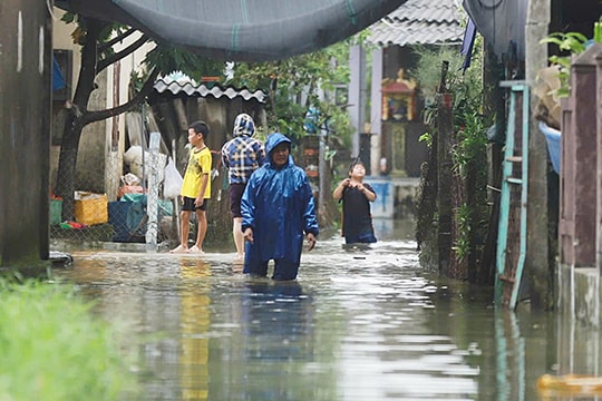 Vùng trũng miền Trung bị ngập lụt, chia cắt