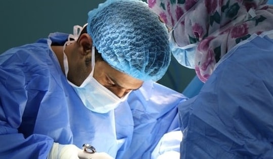 Bác sĩ bỏ quên băng gạc trong bụng, người phụ nữ tử vong sau sinh con