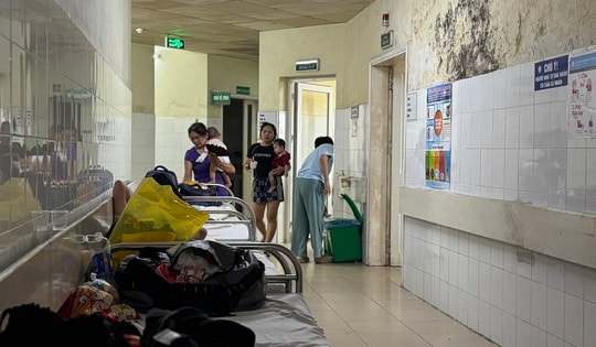 Đà Nẵng: Trẻ mắc cúm virus nhập viện tăng cao, nhiều ca nằm ngoài hành lang