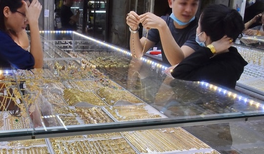 Giá vàng hôm nay 23-10: Vàng thế giới giảm mạnh, áp lực bán tháo tiếp diễn