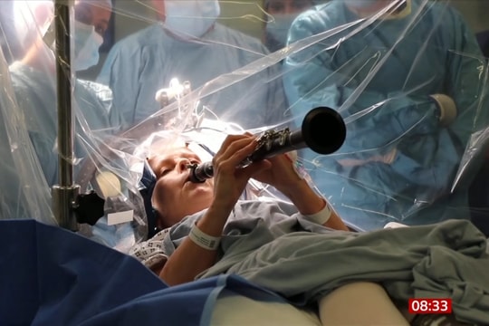 Bác sĩ 'bắt' bệnh nhân chơi nhạc ngay trên bàn mổ