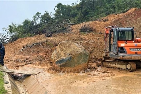 Khắc phục sạt lở, đảm bảo an toàn giao thông sau bão số 12