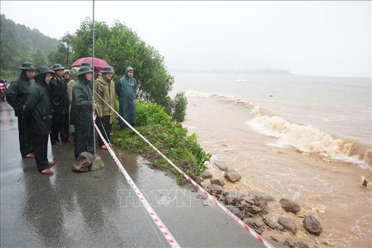 Huế tiếp tục cảnh báo nguy cơ cao sạt lở, sụt lún do mưa lũ