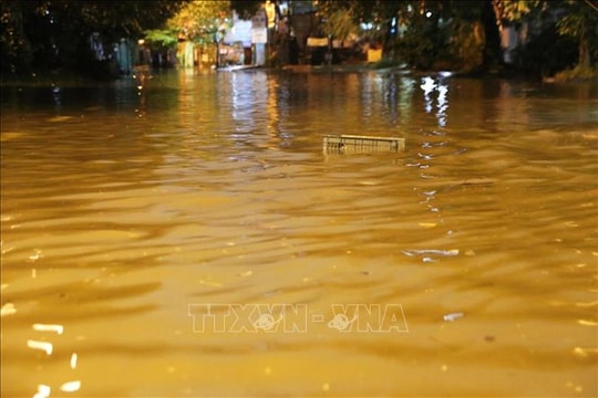 Mưa lớn gây ngập cục bộ, sạt lở nhiều tuyến đường thành phố Huế