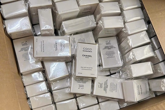 Công an TP Hồ Chí Minh triệt phá đường dây nước hoa giả, thu giữ gần 20.000 chai