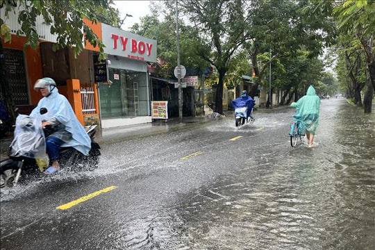 Từ Huế đến Quảng Ngãi có nơi mưa trên 300mm, nguy cơ ngập úng và sạt lở đất