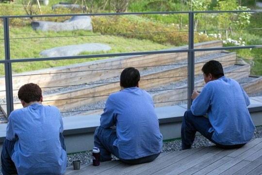 Dân văn phòng chi đậm tiền để… "ở tù", trốn áp lực