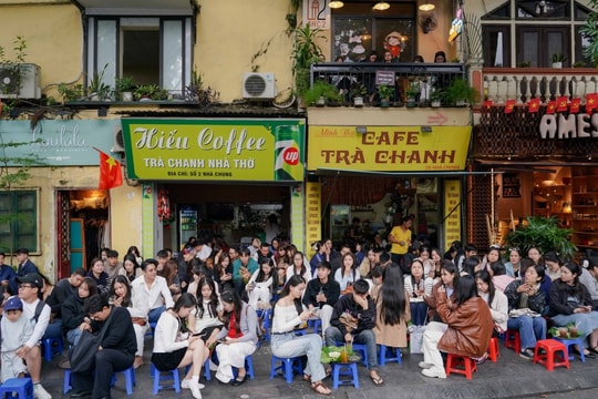 Quán trà chanh, gánh cốm đông nghịt khách ngày thu Hà Nội