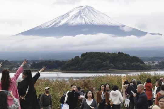 Tuyết đầu mùa xuất hiện muộn trên đỉnh Phú Sĩ