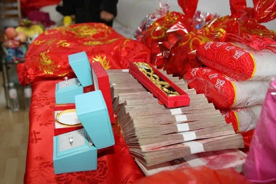 Cô gái tính tiền ôm với chồng sắp cưới