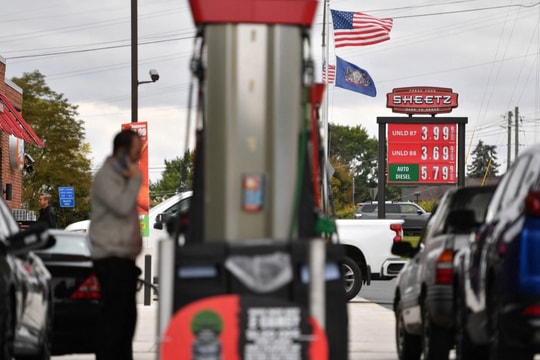 Giá xăng - thách thức của ông Trump khi trừng phạt Nga