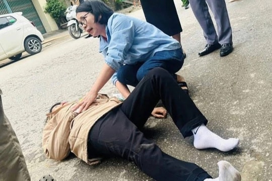 Giám đốc bệnh viện dừng xe cứu người gặp nạn trên đường