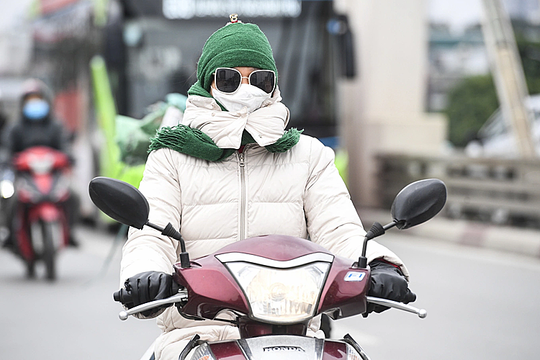 Mặc gì giữ ấm cơ thể khi trời lạnh đột ngột?