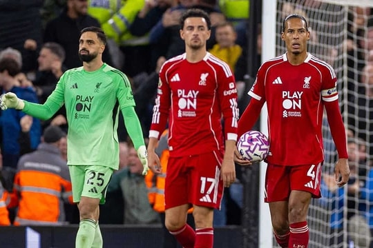 Van Dijk họp cầu thủ Liverpool sau khi thua Man Utd