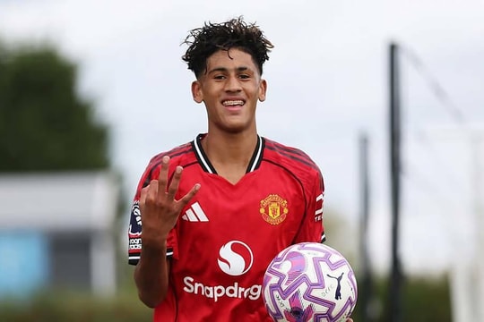 Tiền đạo 15 tuổi lên tập với đội một Man Utd