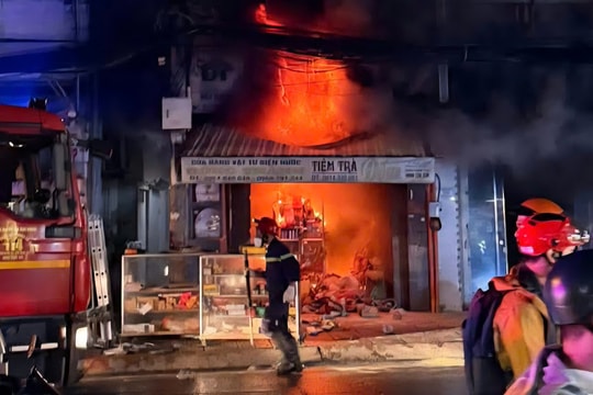 Cháy ngùn ngụt hai cửa hàng ở TP HCM