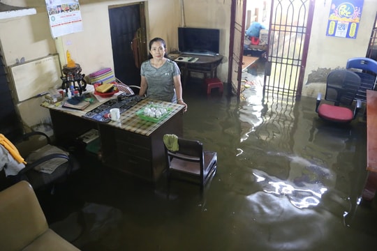 Nước tràn bờ kè, gần 100 nhà dân ở TP HCM ngập nặng