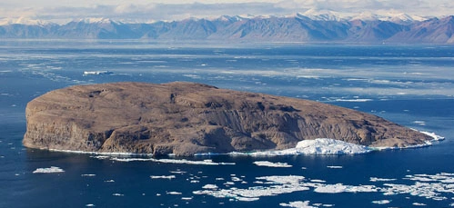 Đảo nào bị hai nước tranh giành bằng rượu?