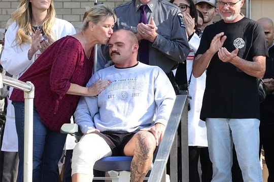 Tự bắn vào chân để đóng vai 'anh hùng' trước bạn gái