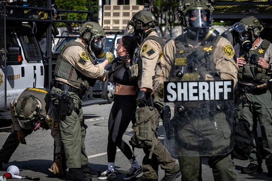 Bộ Tư pháp Mỹ dọa truy tố Thống đốc California nếu cản trở đặc vụ ICE