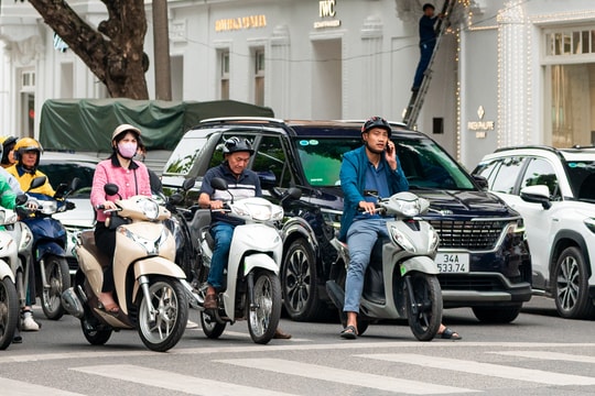 Nhiều nước phạt sử dụng điện thoại cả khi dừng đèn đỏ