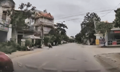 Vượt ẩu, ôtô đâm bay hai người đi xe máy