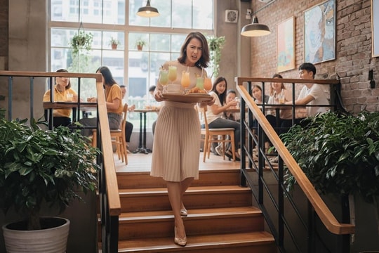 Tôi phát điên vì quán cà phê bắt khách tự bê đồ uống lên xuống cầu thang