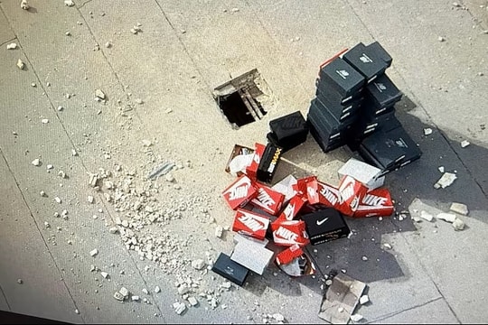 Trộm khoét mái trung tâm thương mại Mỹ, cuỗm hàng trăm đôi giày