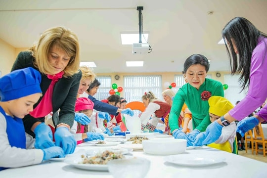 Phu nhân Tổng Bí thư hướng dẫn các em nhỏ Bulgaria cuốn nem