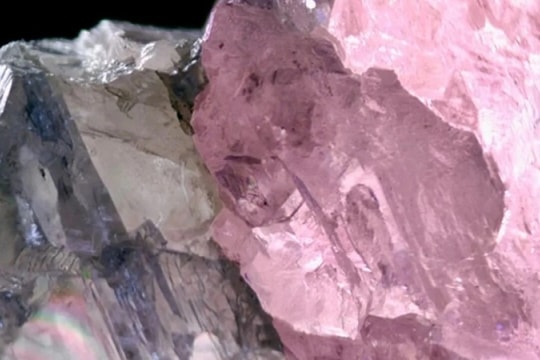 Thợ mỏ đào được viên kim cương hiếm nặng 37,4 carat