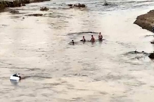 Nhóm người từ trung tâm lừa đảo ôm thùng xốp vượt sông biên giới Thái Lan