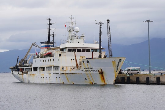 Tàu Viện sĩ Lavrentyev đưa 30 nhà khoa học nghiên cứu Biển Đông