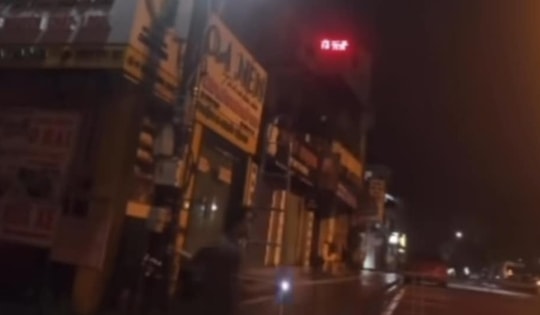 Người đàn ông bắc thang lau camera ở Đập Đá giúp người dân Huế thuận tiện theo dõi lũ