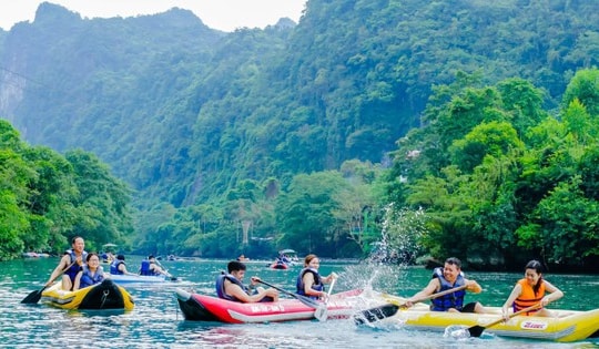Du khách nườm nượp đến “Vương quốc hang động” Phong Nha - Kẻ Bàng