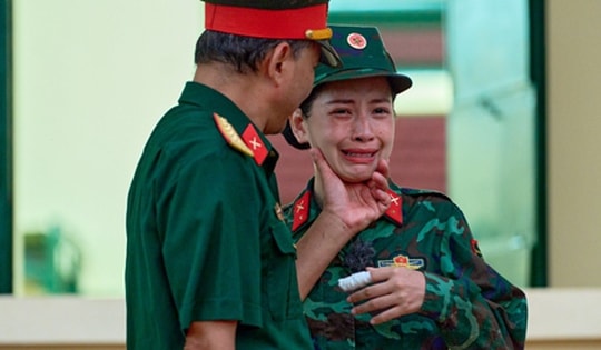 Hình ảnh hiếm hoi về người bố quân nhân của Chi Pu