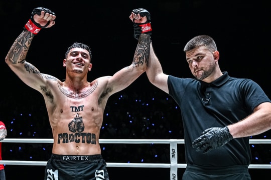 Cận cảnh pha knock-out trị giá 10.000 USD hạ gục võ sĩ Trung Quốc