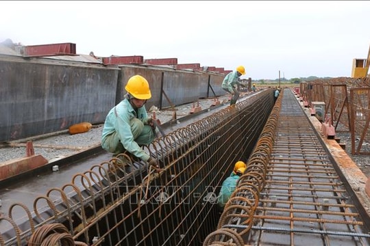 Gỡ 'bài toán' vật liệu, nỗ lực thi công trên cao tốc Châu Đốc - Cần Thơ - Sóc Trăng