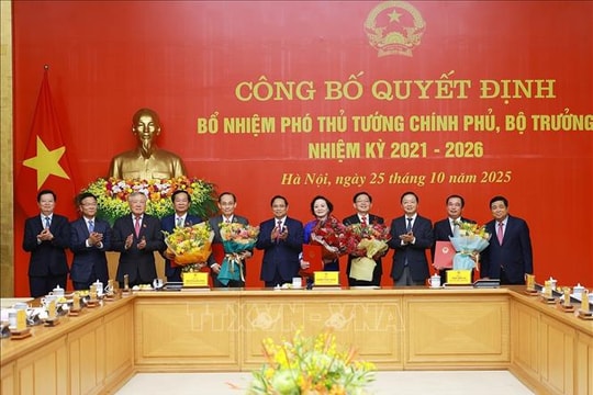 Thủ tướng Phạm Minh Chính trao Quyết định của Chủ tịch nước bổ nhiệm 2 Phó Thủ tướng Chính phủ và 3 Bộ trưởng